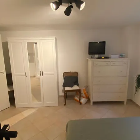 Gaestezimmer-buer Naehe Veltinsarena מלון